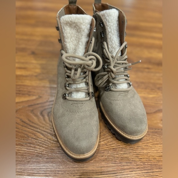 NWOT AMERICAN EAGLE gray and white faux fur boots (size 8) - Picture 3 of 7